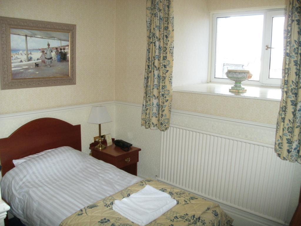 Clarkes Hotel Barrow In Furness Eksteriør billede